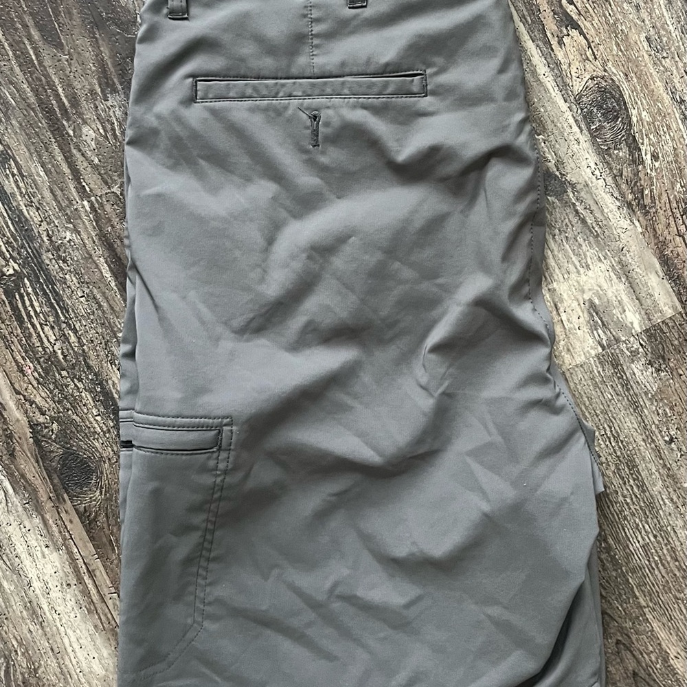 Chaps Men's Cargo Golf Shorts in Gray
